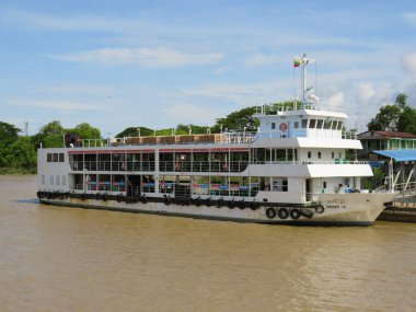 13 Mayıs 2025 - Yangon, Myanmar: Feribot Yangon Nehri 'ni geçerek Dala ormanlarına gidiyor.