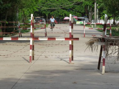 13 Mayıs 2025 - Yangon, Myanmar: Yangon, Myanmar 'da kırmızı ve beyaz barikatlar yolu kapatıyor