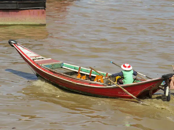 13 Mayıs 2025 - Yangon, Myanmar: Yangon Nehri 'nde küçük bir kanoda bir balıkçı