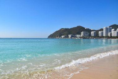 Kristal berrak sular ve Çin 'de Sanya yakınlarındaki Dadonghai plajı.