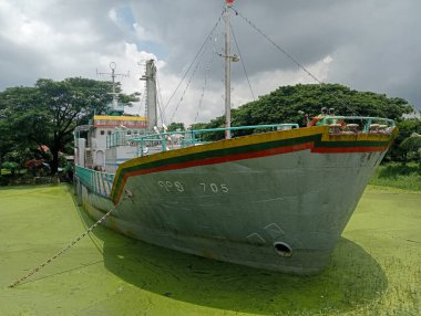 8 Haziran 2025 - Yangon, Myanmar: Yangon gölünde eski bir gemi