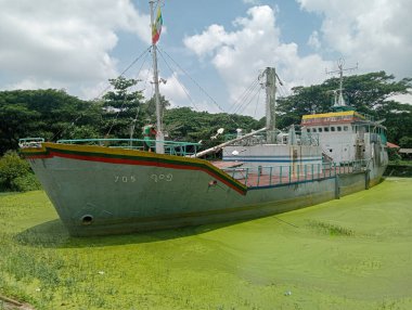 8 Haziran 2025 - Yangon, Myanmar: Yangon 'da eski ve paslı bir gemi
