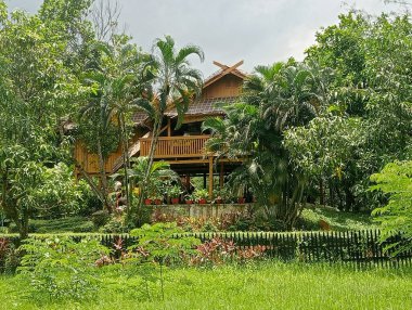 Myanmar ormanında geleneksel bir Shan evi.
