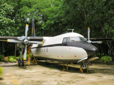 Yangon 'daki Old Myanmar Havayolları uçağı.