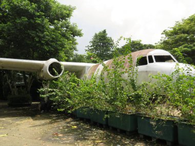 Eski ve terk edilmiş uçak Yangon, Myanmar 'da yatıyor.