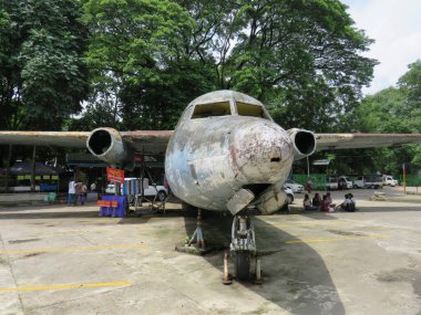 Yangon, Myanmar 'daki bir otoparkta paslanmış eski bir jet uçağı.