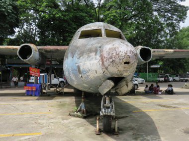Yangon, Myanmar 'da bir otoparkta paslanmış eski bir jet uçağı.
