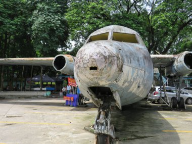 Yangon, Myanmar 'da bir otoparkta paslanmış eski bir jet.