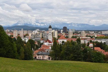 Yeşil tepeler, orman ve arka planda Julian Alpleri olan Ljublana 'nın ufuk çizgisi
