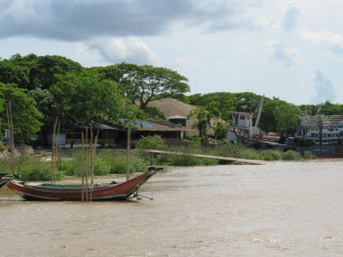Yangon Nehri 'nde ormanın arka planında tahta balıkçı tekneleri.