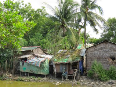 Myanmar 'daki Dala kasabasında hurda odun ve metalden yapılmış zavallı barakalar.