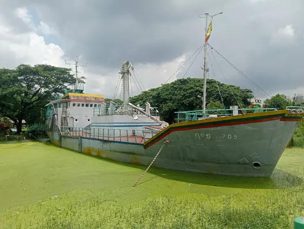 8 Haziran 2025 - Yangon, Myanmar: Yangon 'da yeşil bir gölde paslanan bir gemi