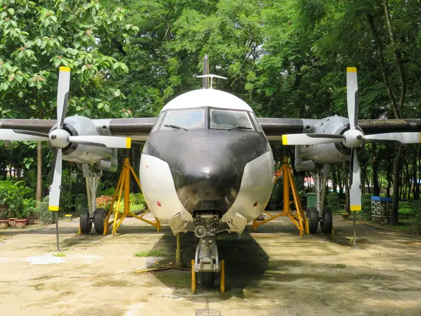 Yangon, Myanmar 'daki siyah beyaz pervane uçağı