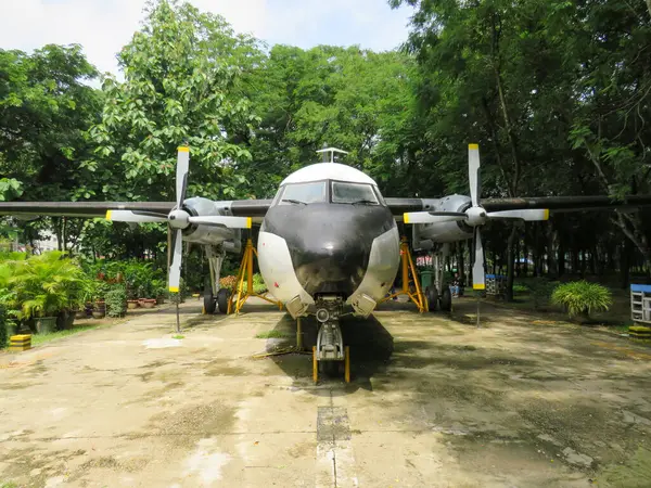 Yangon 'da eski bir Myanmar Havayolları uçağı.