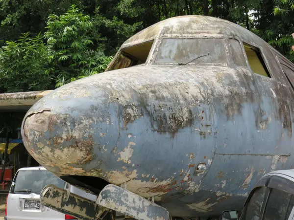 Yangon, Myanmar 'daki paslanmış eski bir uçağın kokpiti.