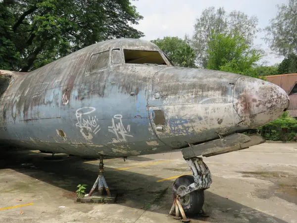 Yangon, Myanmar 'da bir otoparkta terk edilmiş eski bir uçak.