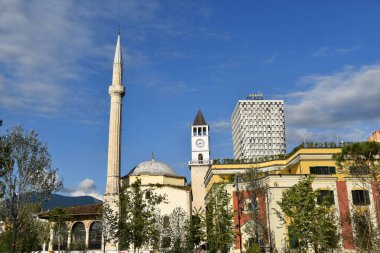 23 Haziran 2018 - Tiran, Arnavutluk: Skanderbeg Meydanı 'ndaki cami ve saat kulesi