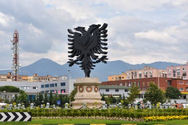 23 Haziran 2018 - Arnavutluk 'un Tiran kenti: Arnavutluk' un iki baş kartalı bir dağ zeminine sahip