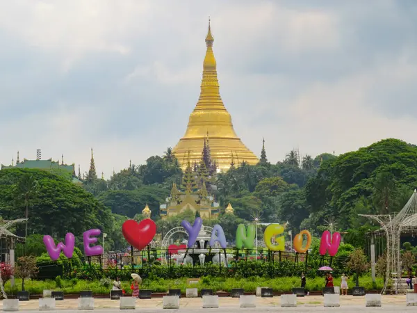8 Haziran 2025 - Yangon, Myanmar - Shwedagon Pagoda Halk Parkı 'ndan görüldü.