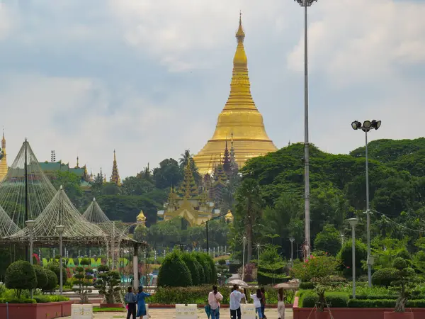 8 Haziran 2025 - Yangon, Myanmar - Halk parkından Shwedagon Pagoda.
