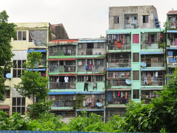 8 Haziran 2025 - Yangon, Myanmar - Yangon 'un merkezinde çamaşırları yıkanan apartmanlar