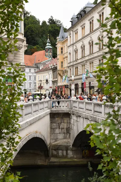14 Ağustos 2019 - Ljublana, Slovenya: Eski Ljublana kasabasındaki Tromostovje Köprüsü.