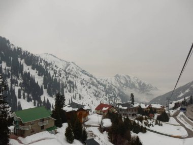 Kazakistan, Almaty 'nin dışındaki Tien Shan Dağları' nda renkli dağ evleri.