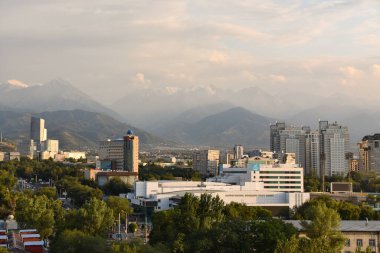 Şehir mimarisi ve doğal manzaranın eşsiz bir karışımı Almaty 'nin yakın dağ zirveleriyle çekilmiş bu fotoğrafında..