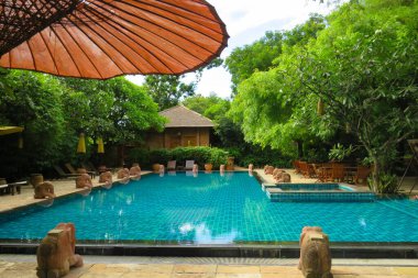 Bagan 'da bir otel yüzme havuzu ve şemsiye manzarası