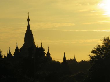 Myanmar 'daki Bagan tapınağında şafak söküyor.