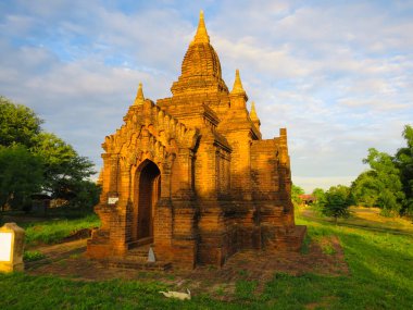 Erken şafak ışınları Bagan, Myanmar 'daki bir pagoda üzerine yumuşak bir ışık saçar