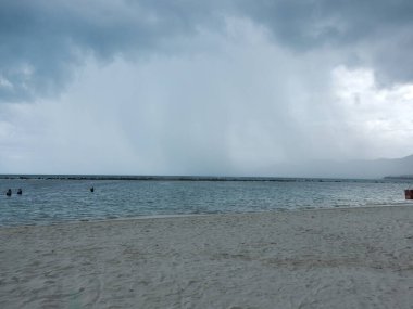 Fırtına bulutları Ko Samui, Tayland 'da bir plajda toplanıyor.