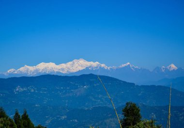 Serinletici Kanchenjunga manzarası. Lord Uyuyan Buddha ile birlikte.
