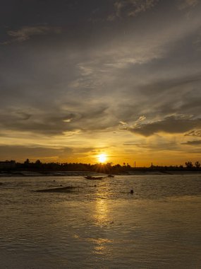 Denizin üzerinde güzel bir gün batımı