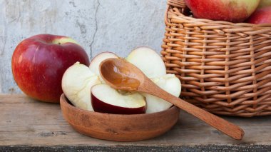 Rosh Hashanah için sembolik bir imaj. İçinde elma ve bal var. Musevi Yeni Yılı 'nın tatlılığını ve nimetlerini temsil ediyor. Kültür ve tatil temalı projeler için ideal.