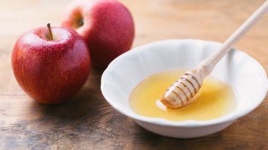 Rosh Hashanah için sembolik bir imaj. İçinde elma ve bal var. Musevi Yeni Yılı 'nın tatlılığını ve nimetlerini temsil ediyor. Kültür ve tatil temalı projeler için ideal.