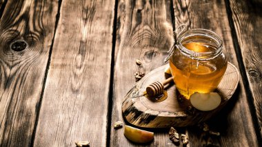 Rosh Hashanah için sembolik bir imaj. İçinde elma ve bal var. Musevi Yeni Yılı 'nın tatlılığını ve nimetlerini temsil ediyor. Kültür ve tatil temalı projeler için ideal.