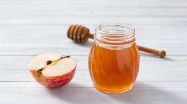 Rosh Hashanah için sembolik bir imaj. İçinde elma ve bal var. Musevi Yeni Yılı 'nın tatlılığını ve nimetlerini temsil ediyor. Kültür ve tatil temalı projeler için ideal.