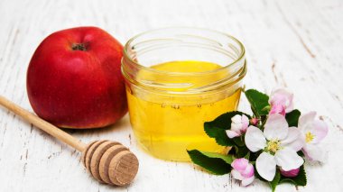 Rosh Hashanah için sembolik bir imaj. İçinde elma ve bal var. Musevi Yeni Yılı 'nın tatlılığını ve nimetlerini temsil ediyor. Kültür ve tatil temalı projeler için ideal.