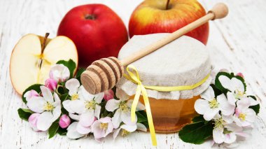 Rosh Hashanah için sembolik bir imaj. İçinde elma ve bal var. Musevi Yeni Yılı 'nın tatlılığını ve nimetlerini temsil ediyor. Kültür ve tatil temalı projeler için ideal.