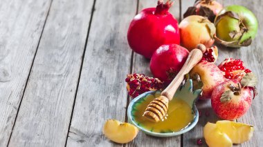 Rosh Hashanah için sembolik bir imaj. İçinde elma ve bal var. Musevi Yeni Yılı 'nın tatlılığını ve nimetlerini temsil ediyor. Kültür ve tatil temalı projeler için ideal.