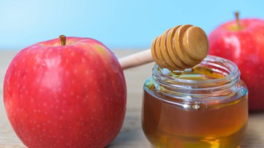 Rosh Hashanah için sembolik bir imaj. İçinde elma ve bal var. Musevi Yeni Yılı 'nın tatlılığını ve nimetlerini temsil ediyor. Kültür ve tatil temalı projeler için ideal.