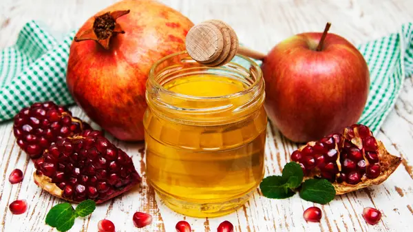 stock image A symbolic image for Rosh Hashanah featuring apples and honey, representing sweetness and blessings for the Jewish New Year. Ideal for cultural and holiday-themed projects.