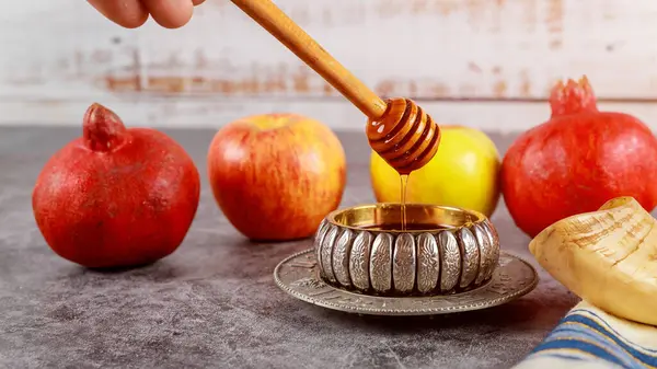 stock image A symbolic image for Rosh Hashanah featuring apples and honey, representing sweetness and blessings for the Jewish New Year. Ideal for cultural and holiday-themed projects.