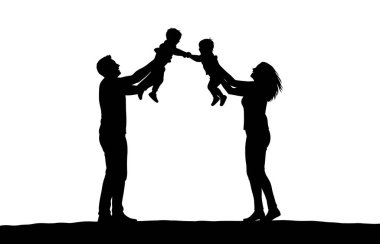 Ebeveynlerin silueti çocuklarını havaya fırlatıyor.