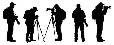 Dışarıda fotoğraf çeken üç ayaklı fotoğrafçıların silueti.