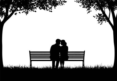 Ağaçların altındaki bankta oturan romantik çift.