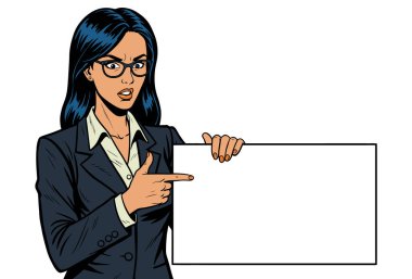 İş kadını endişeli bir bakışla boş tabelayı işaret ediyor.