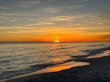 Sahilde gün batımı, kışın, Meksika Körfezi.
