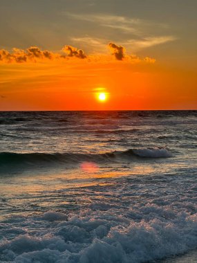 Okyanus kıyısı gün batımı, turuncu gökyüzü, güzel su, Meksika Körfezi.